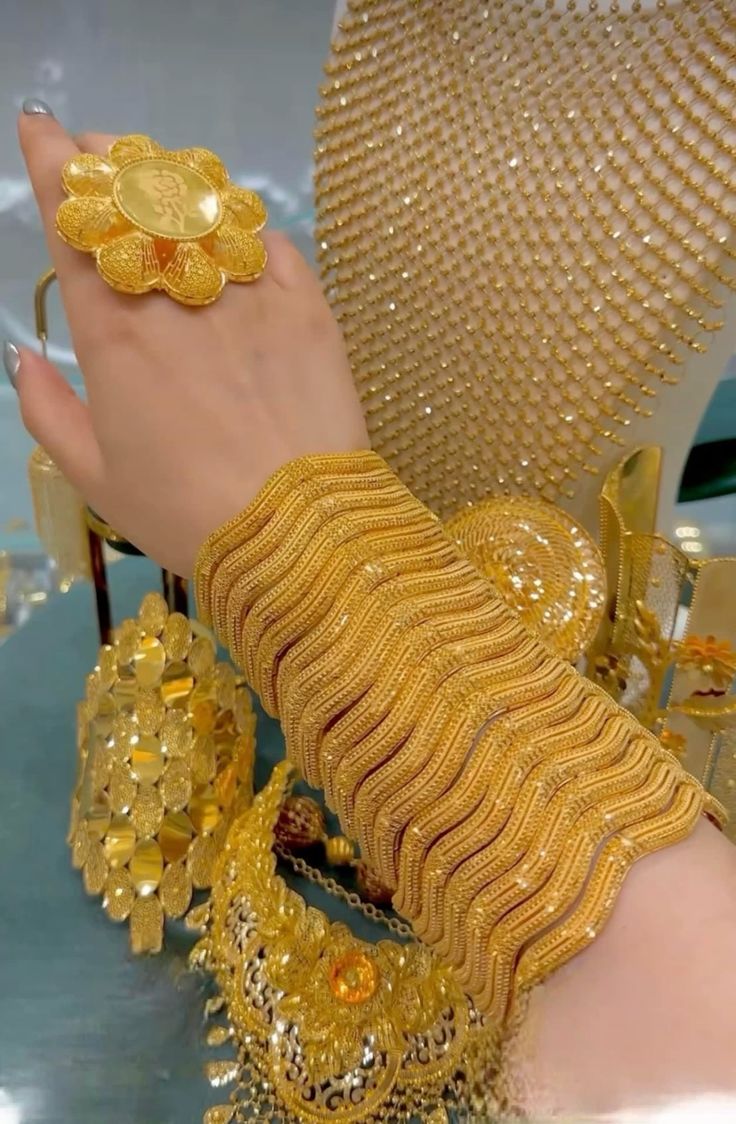 سعر الذهب اليوم عيار 21 و 24 بالمصنعية